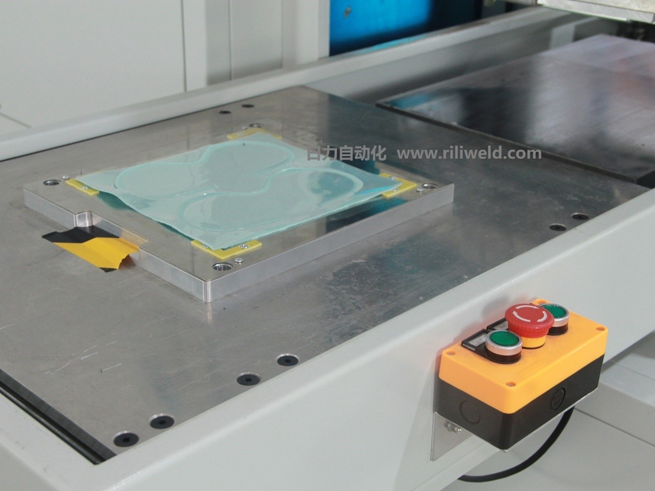 珍珠按摩凝珠眼罩熱合機 (3) 珍珠按摩凝珠眼罩熱合機 (3)