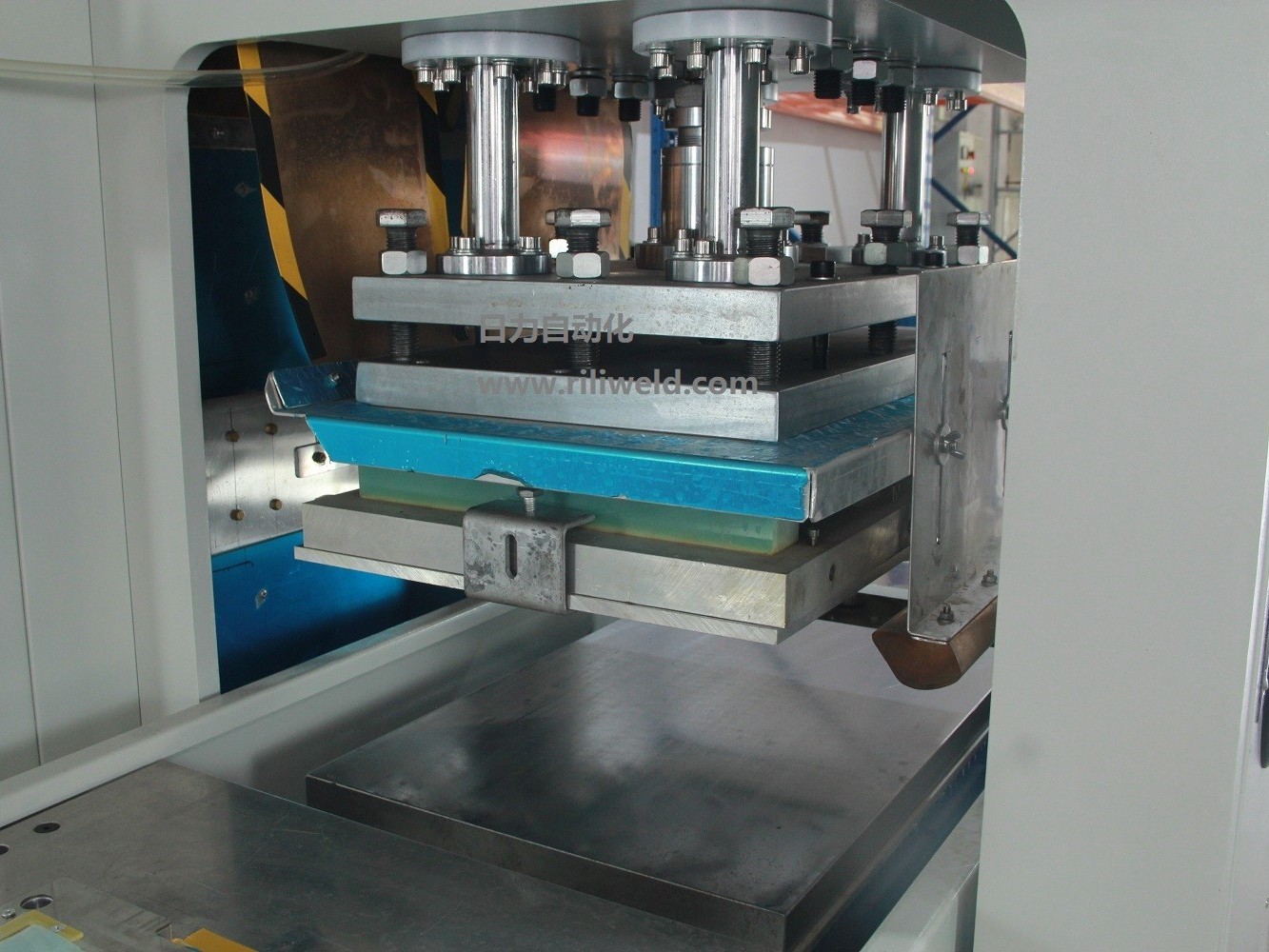 珍珠按摩凝珠眼罩熱合機 (4) 珍珠按摩凝珠眼罩熱合機 (4)