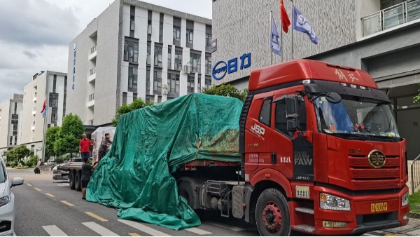 熱烈祝賀 日力公司自主研發設計的全自動石墨烯電熱膜熱合機 交付給用戶工廠